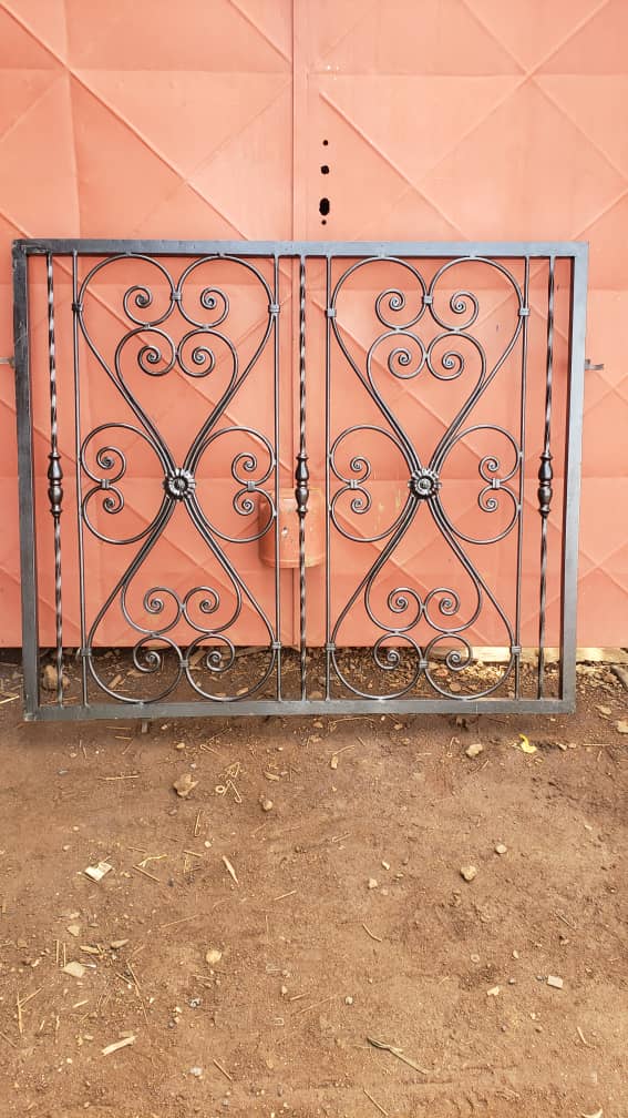 Grille de fenetre fer forge a volutes
