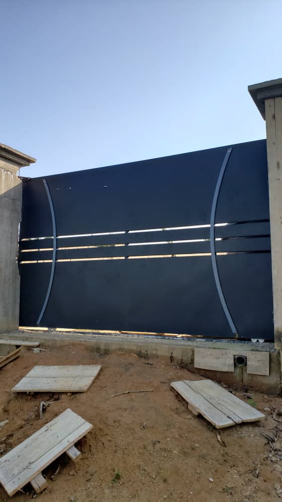 Portail moderne tole + lames — sur mesure