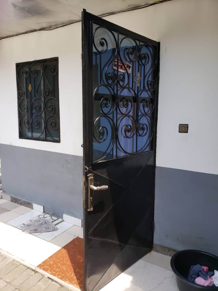Porte d'entree fer forge + grille fenetre